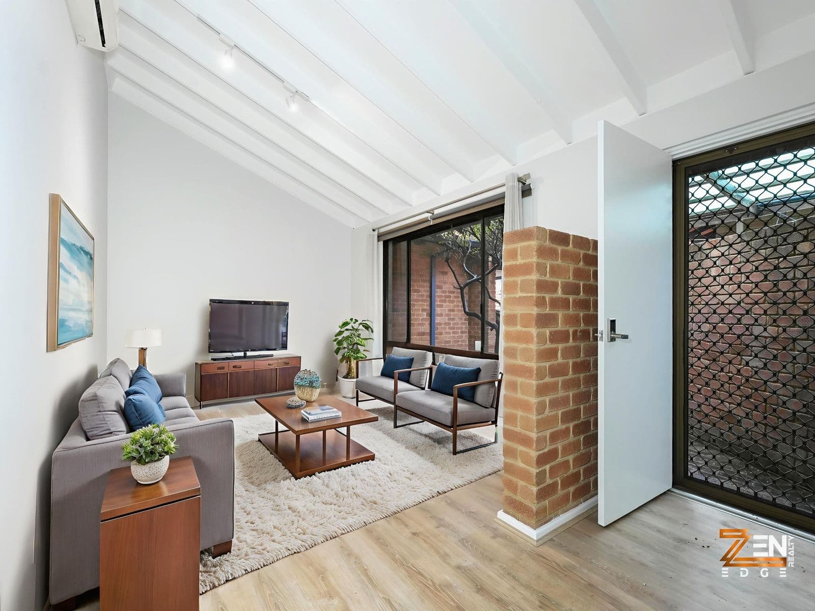 Stylish Lock-and-Leave Villa in Prime Location in Como — main photo
