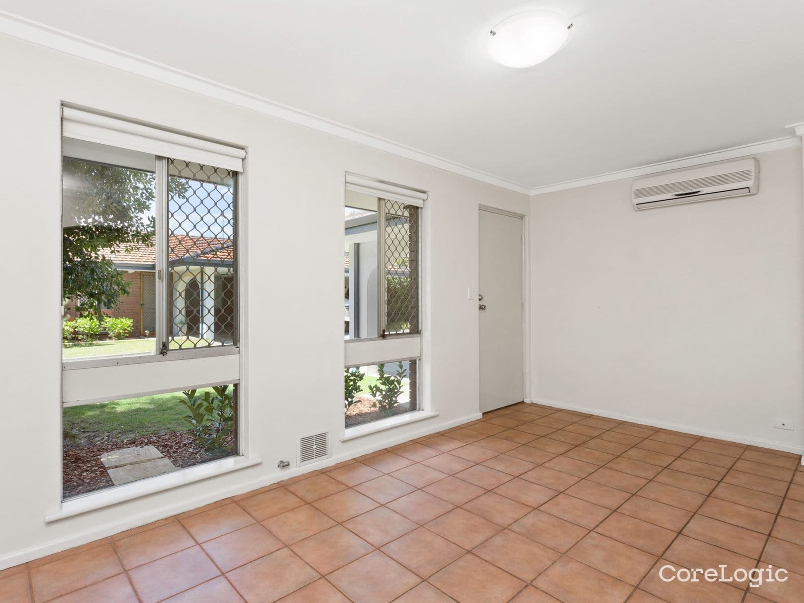 Charming Villa in Prime Perth LocationPresented by Jas Kaur & KS Ghuman | Zen Edge Realty — photo 2