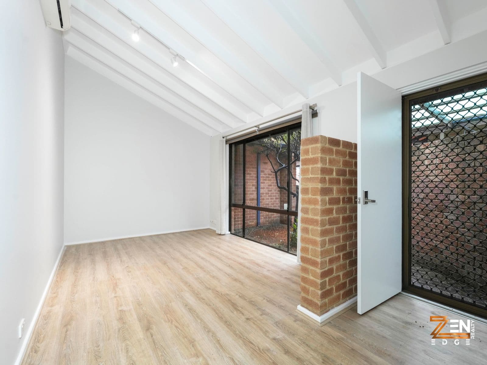 Stylish Lock-and-Leave Villa in Prime Location in Como — photo 2