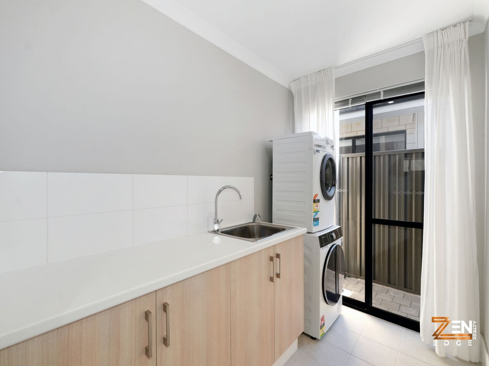 Stylish & Functional 3x2 Home in Sought-After Aveley — photo 4