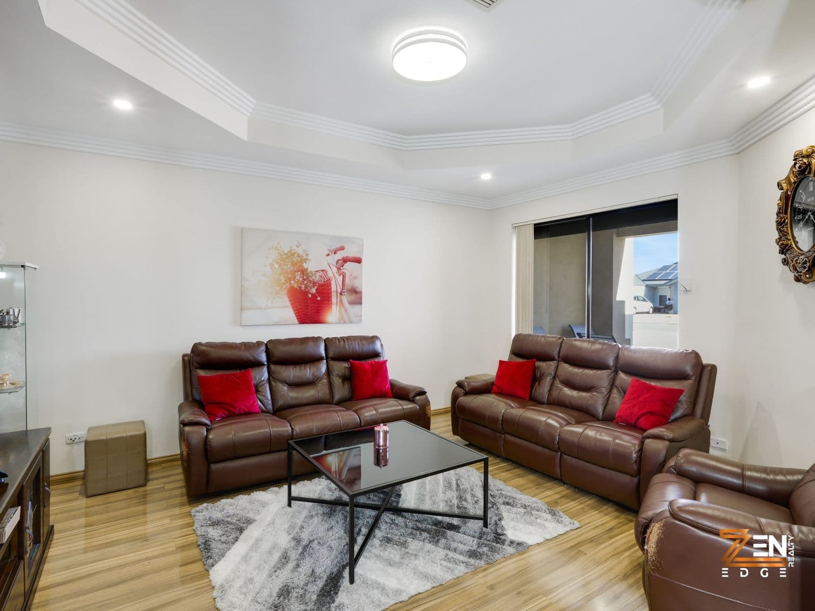 Stunning Luxury Family Home with Modern Features and Prime Location — photo 3