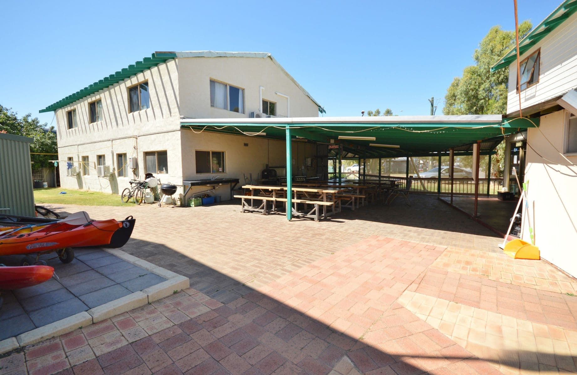 Large-Scale 8-Bedroom Property with Pool & Parking — main photo