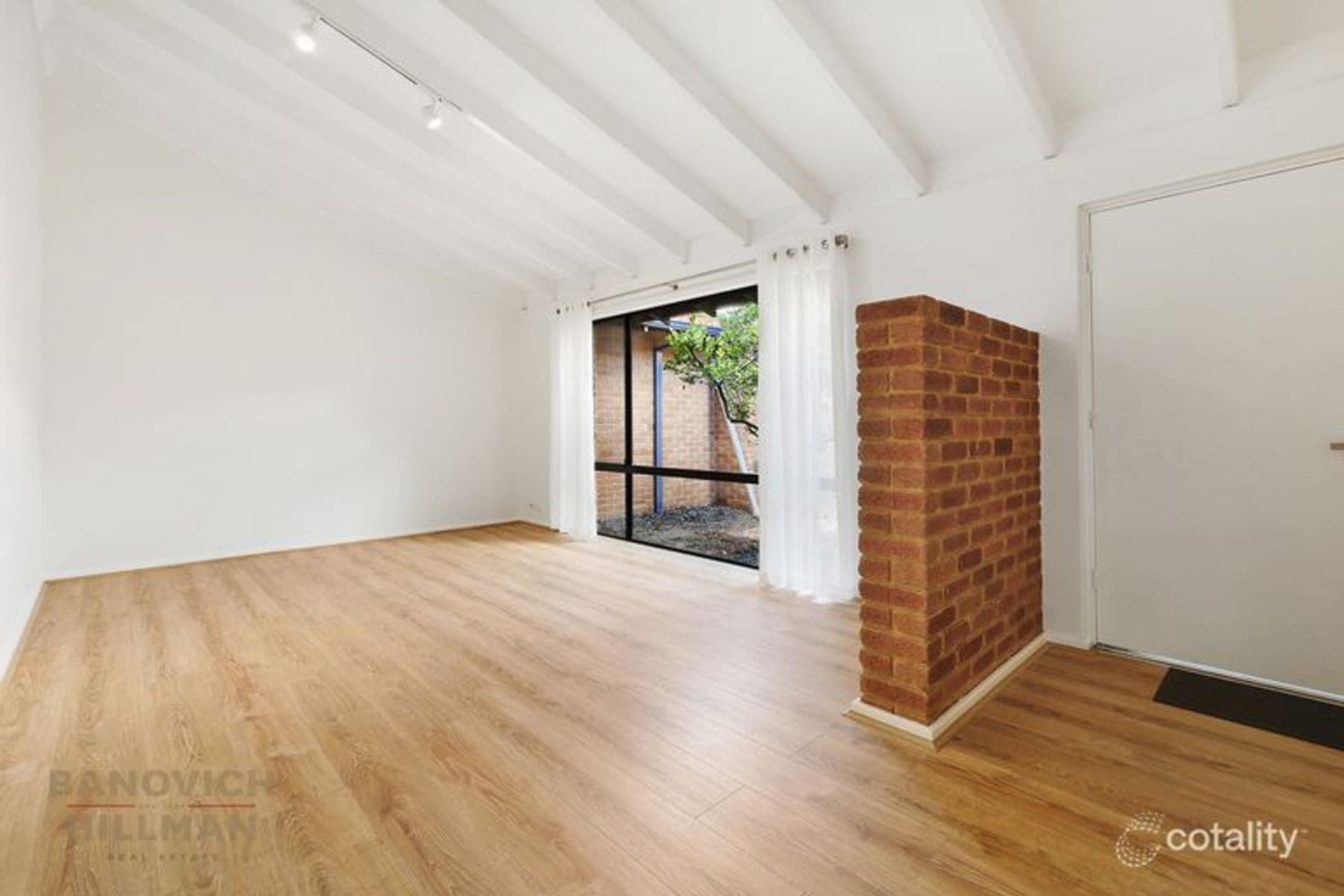 Stylish Lock-and-Leave Villa in Prime Location in Como — photo 2