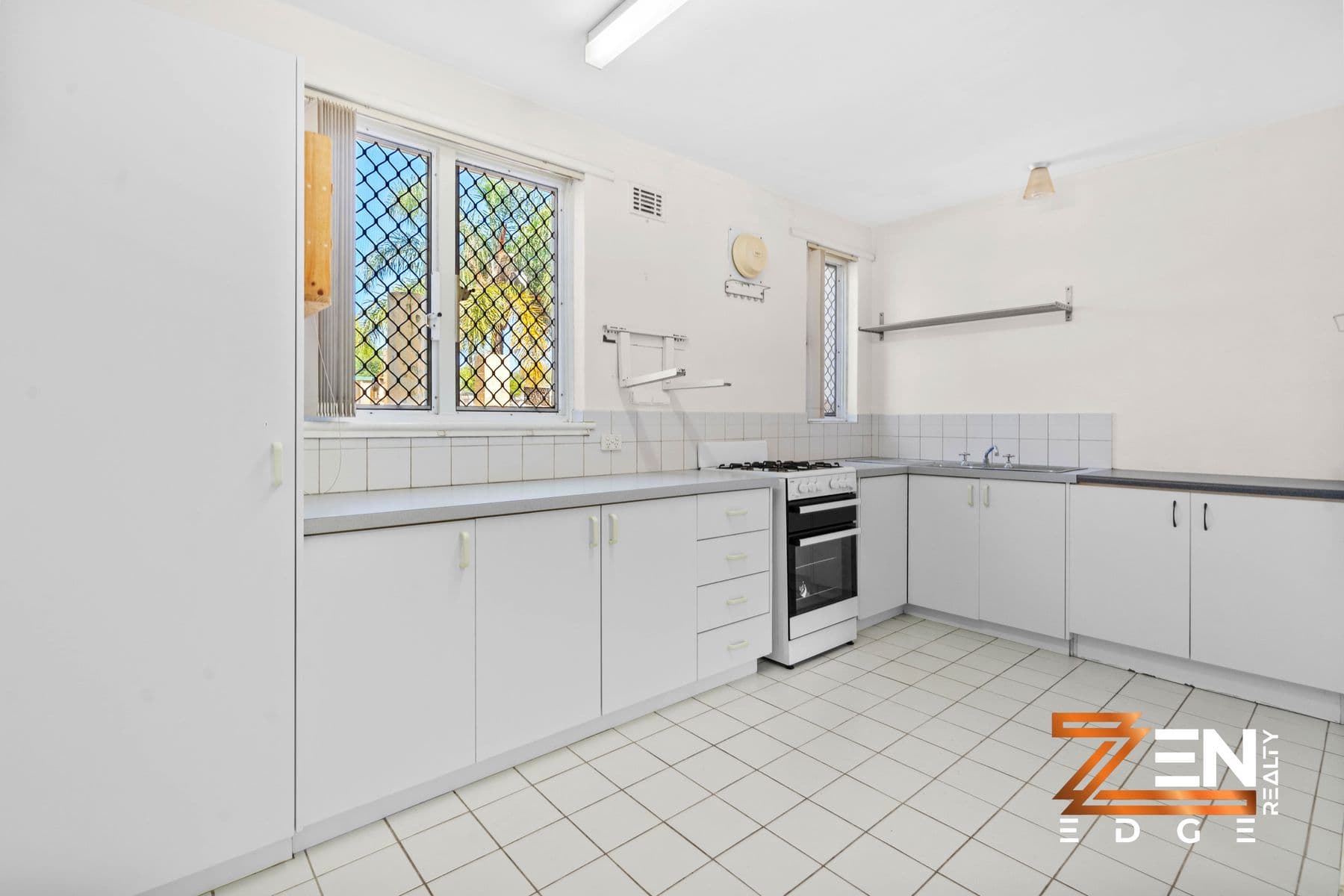 FOR SALE: 40 Scanlon Way, Lockridge — photo 4