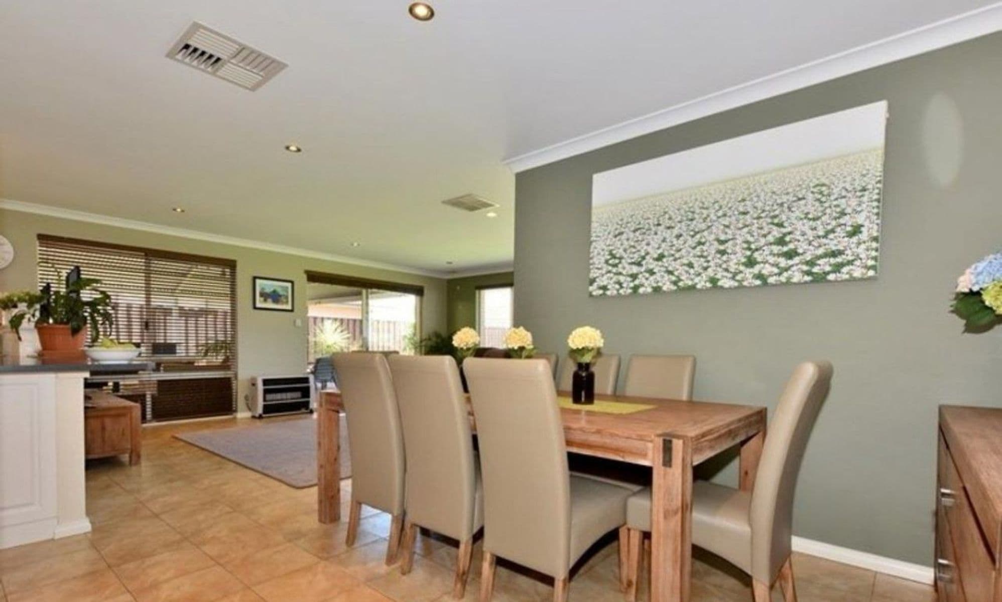 SPACIOUS FAMILY HOME ON 662SQM WITH REAR ACCESS — photo 4