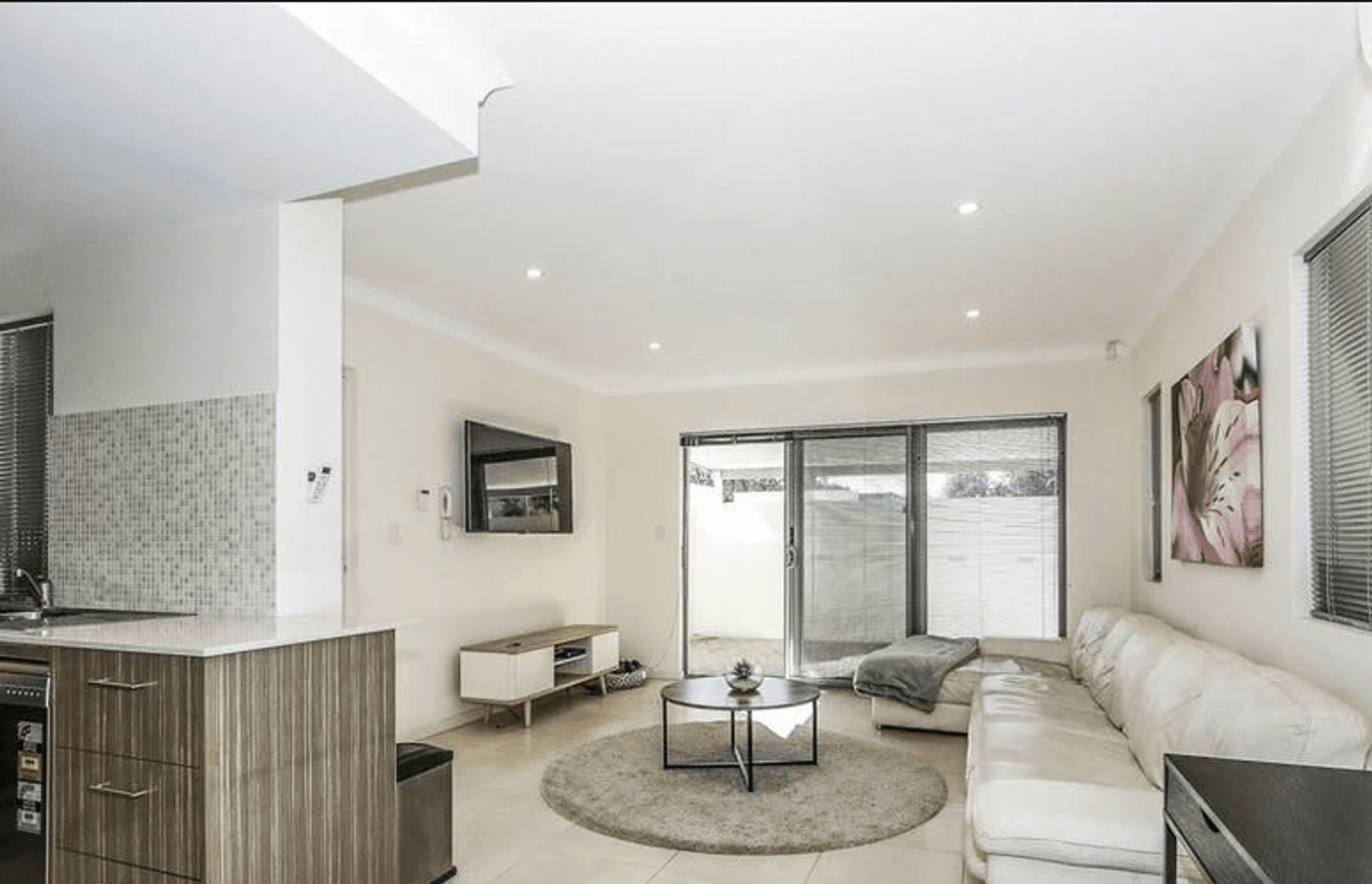 Ground Floor Spacious Boutique Apartment – Two Bedrooms, Two Bathrooms with Courtyard — photo 2