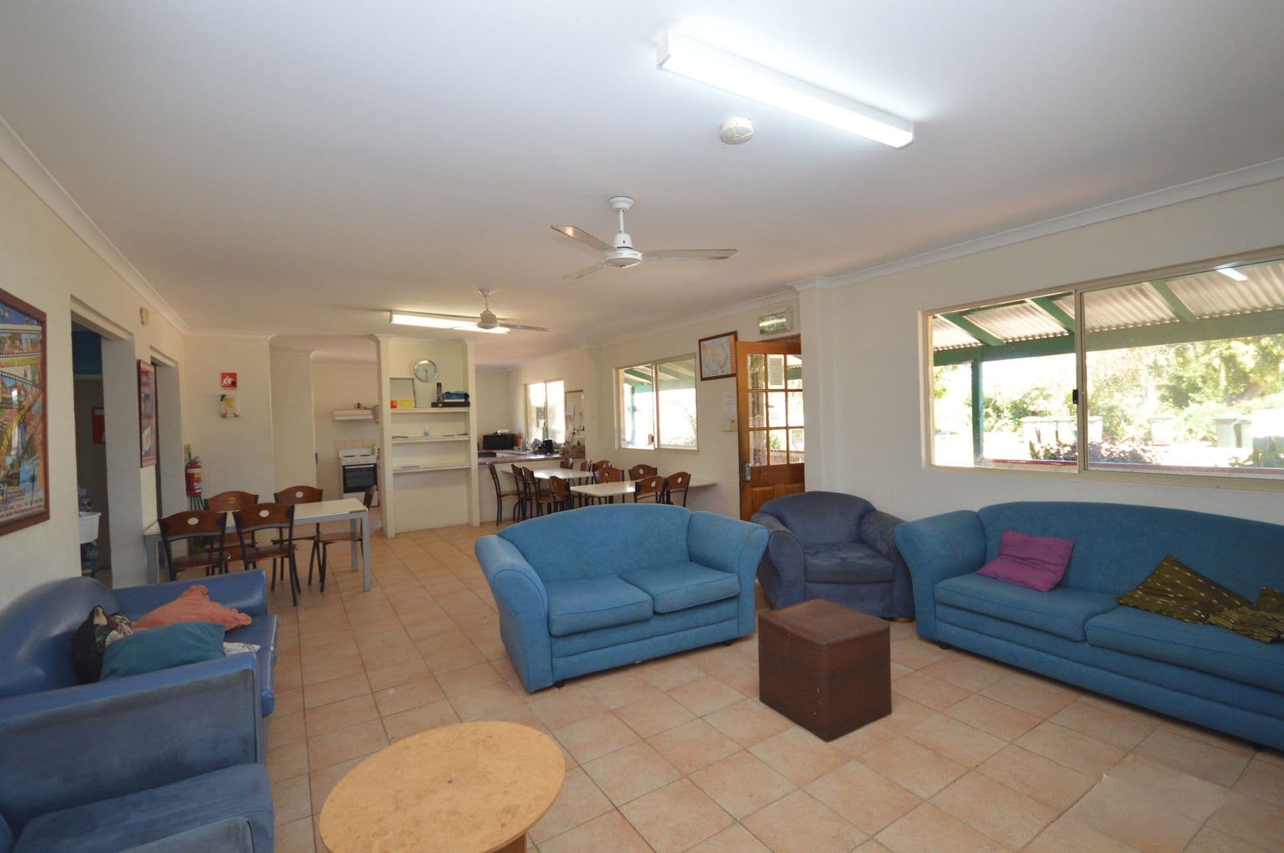 Large-Scale 8-Bedroom Property with Pool & Parking — photo 5