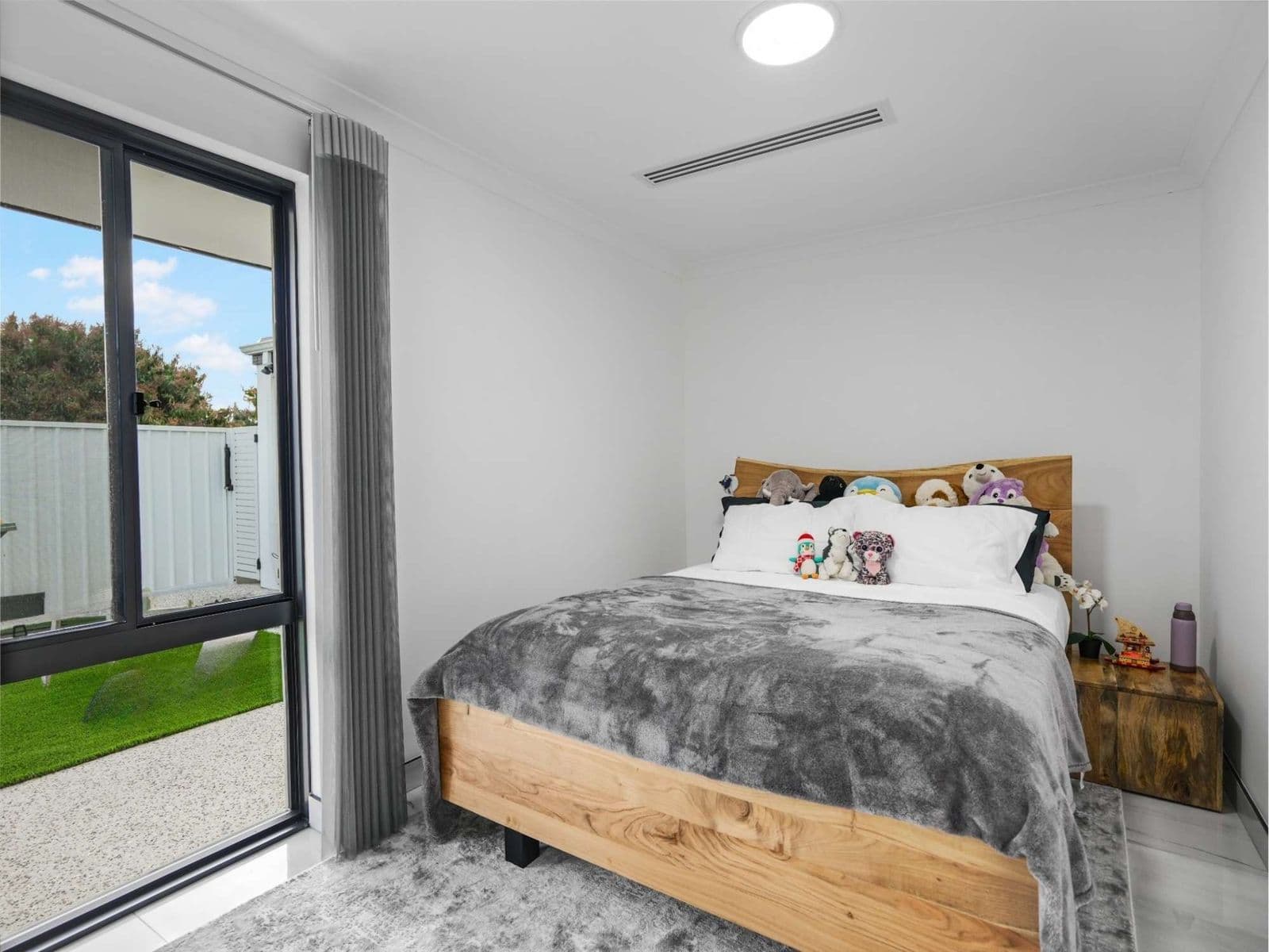 Stunning Modern Family Home with 2 Ensuites And Brand New Swimming Pool Luxury Features Throughout — photo 5