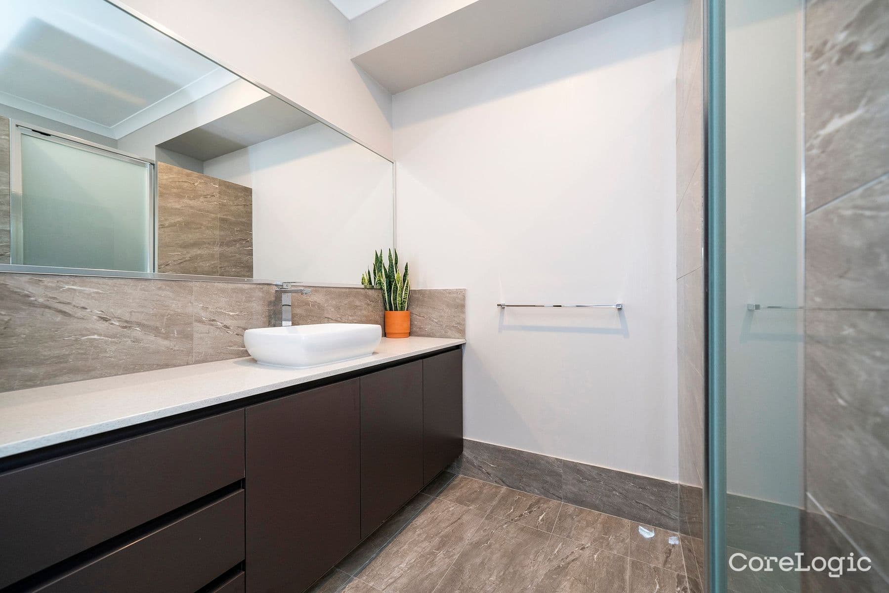 STUNNING 5-Bedroom, 3-Bathroom Luxury Home with TWO Master Suites – Kenwick’s Finest — photo 4