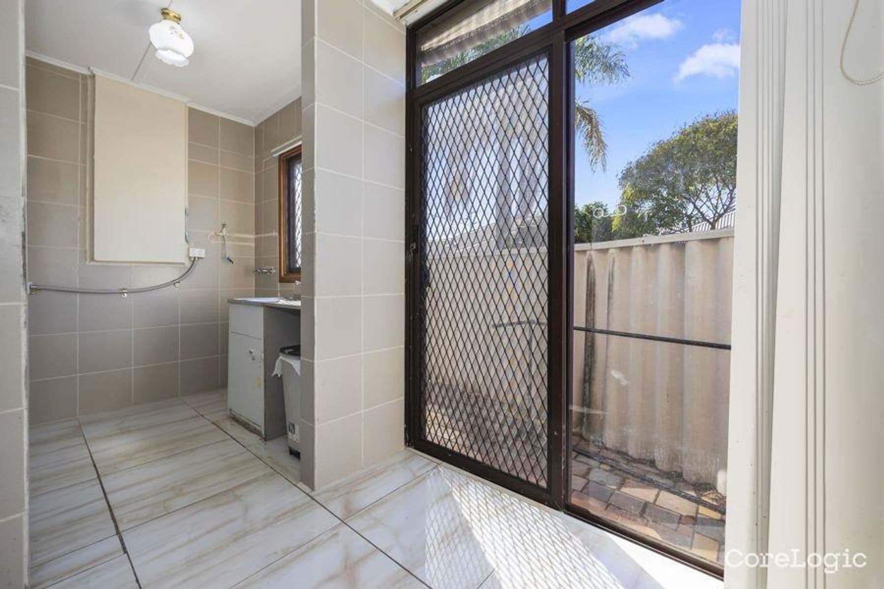 Stunning 4-Bedroom Character Home in Prime Location — photo 4