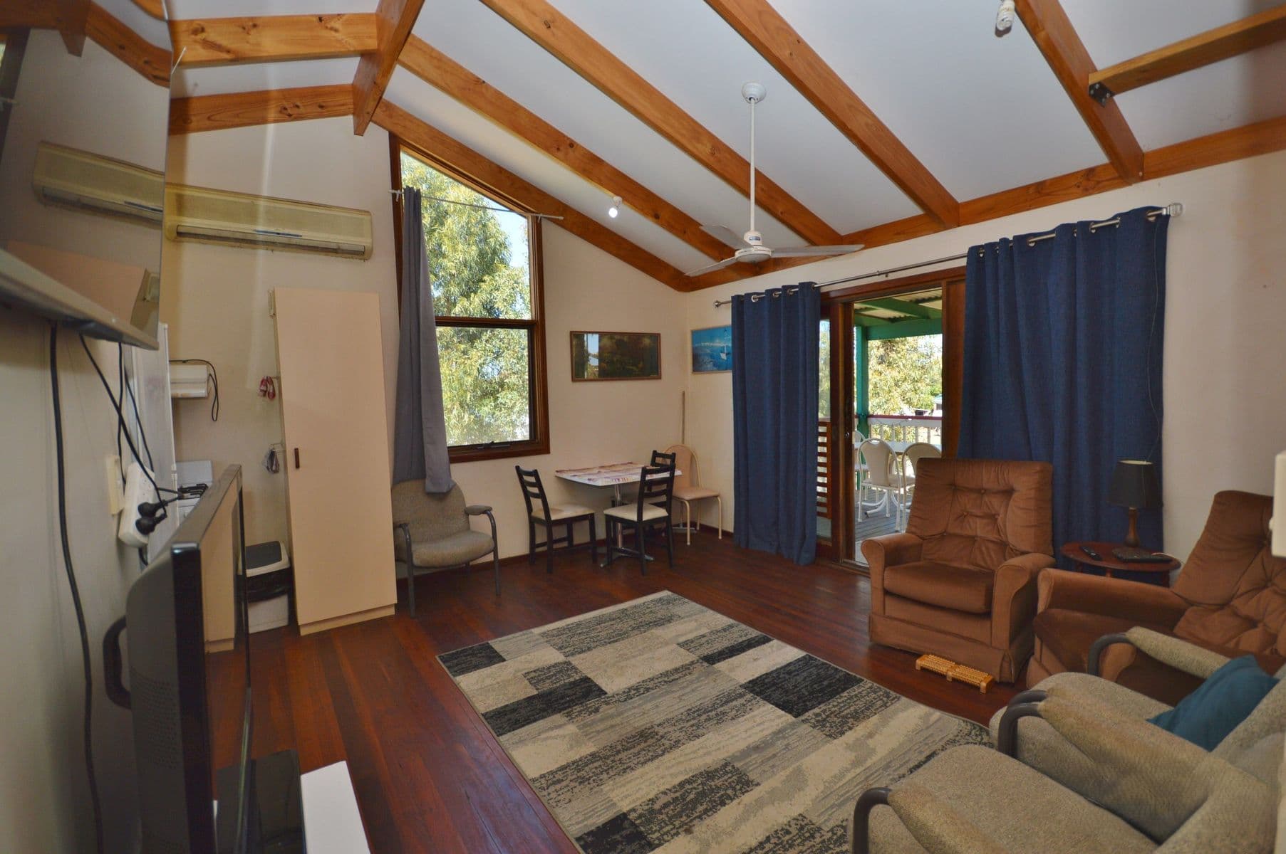 Large-Scale 8-Bedroom Property with Pool & Parking — photo 2
