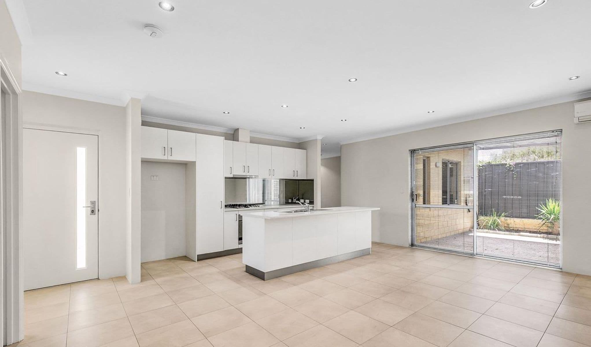 Spacious, Modern Villa in Prime Location – Ideal for Investors, First Home Buyers, or Downsizers! — photo 4