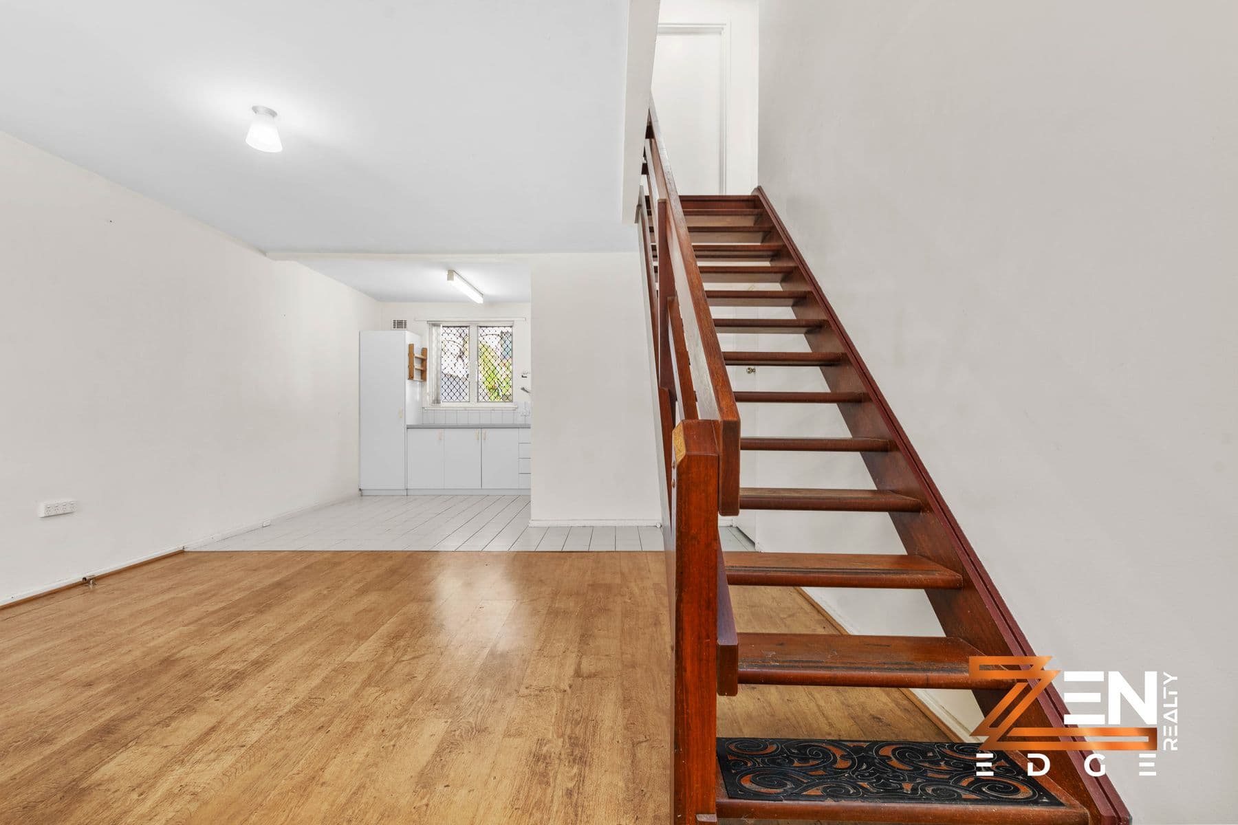 FOR SALE: 40 Scanlon Way, Lockridge — photo 3