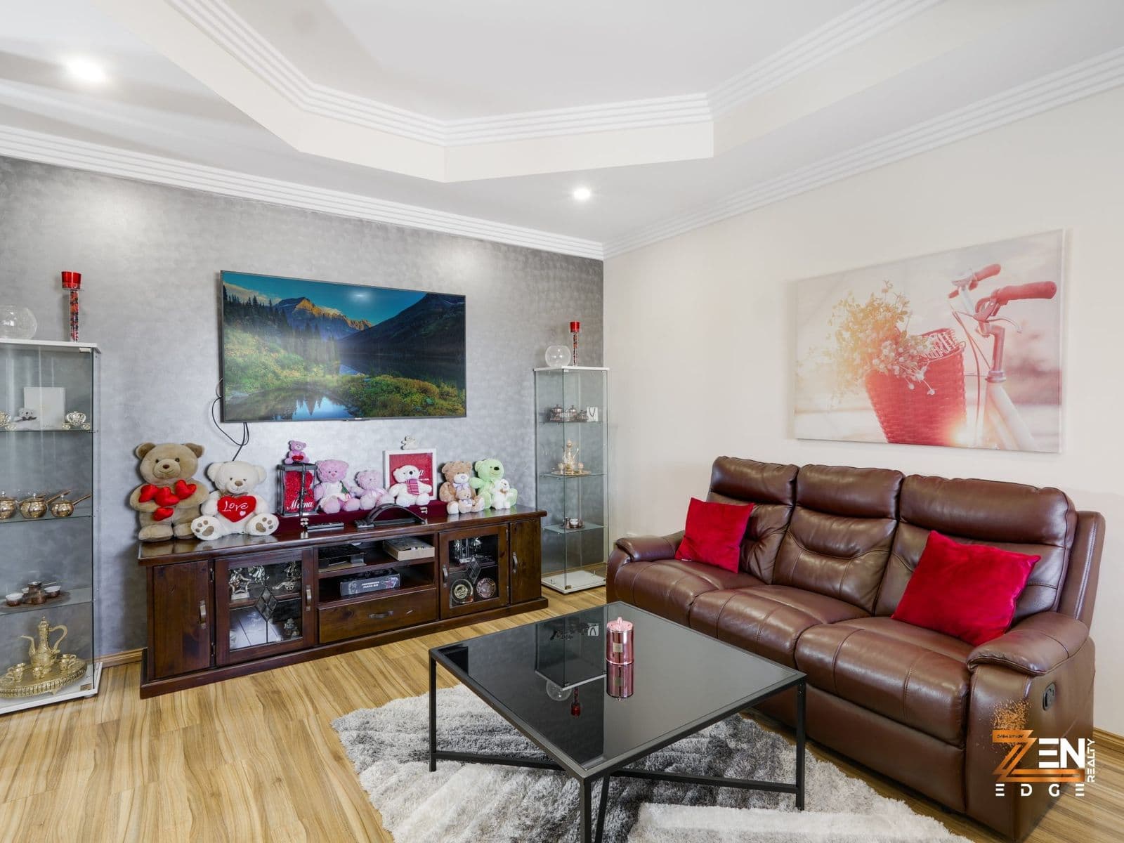 Stunning Luxury Family Home with Modern Features and Prime Location — photo 4