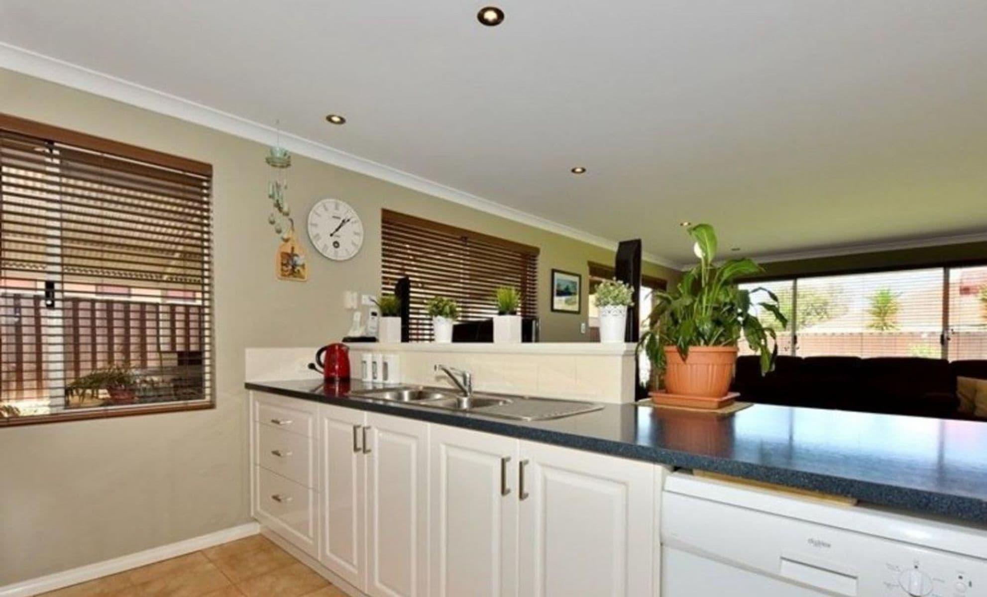 SPACIOUS FAMILY HOME ON 662SQM WITH REAR ACCESS — photo 2
