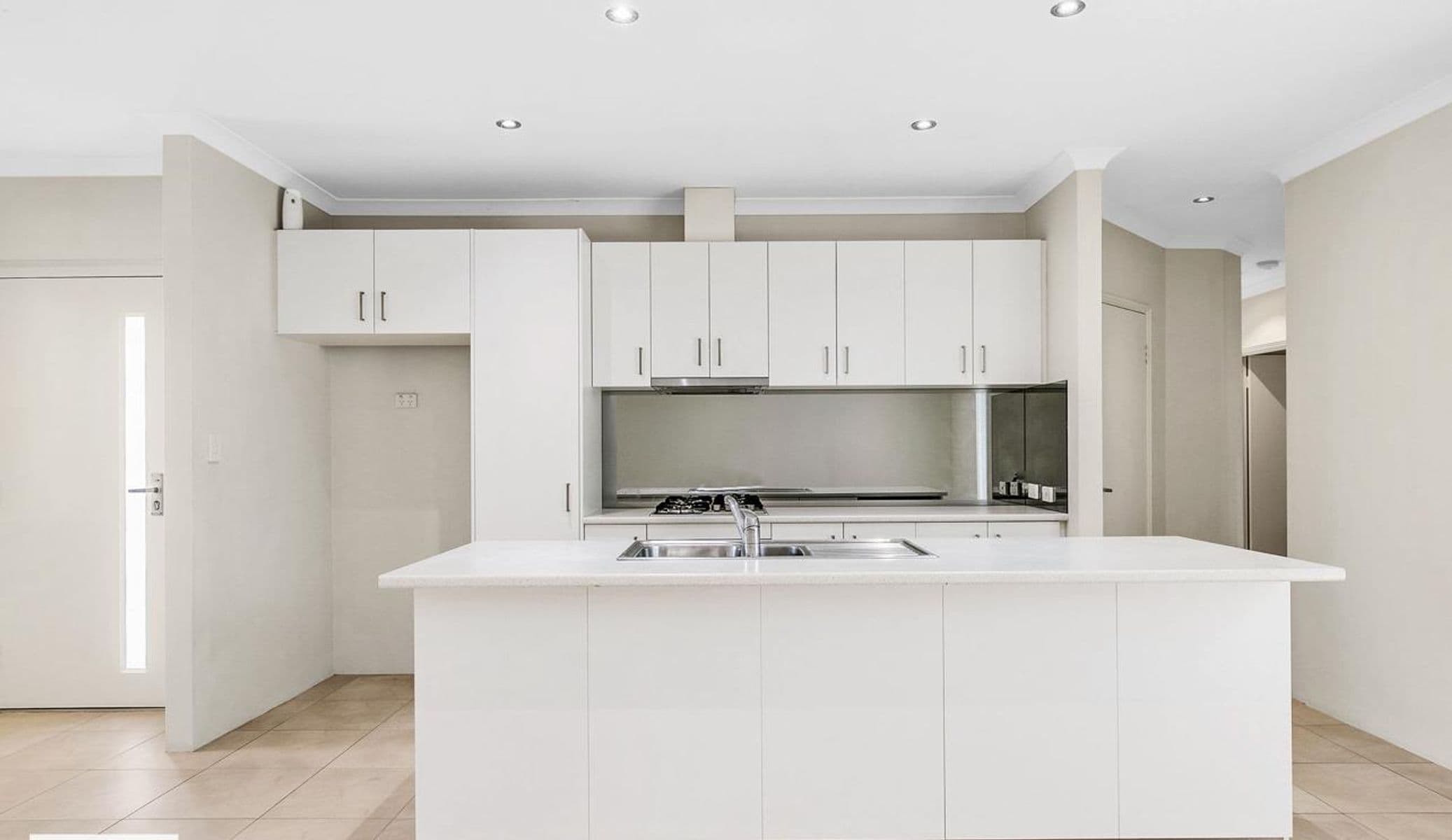 Spacious, Modern Villa in Prime Location – Ideal for Investors, First Home Buyers, or Downsizers! — photo 5
