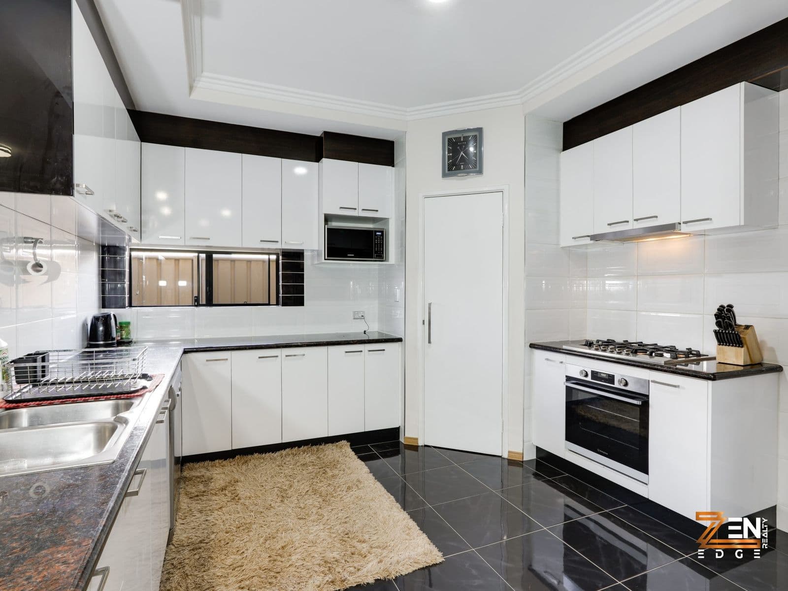 Stunning Luxury Family Home with Modern Features and Prime Location — photo 5