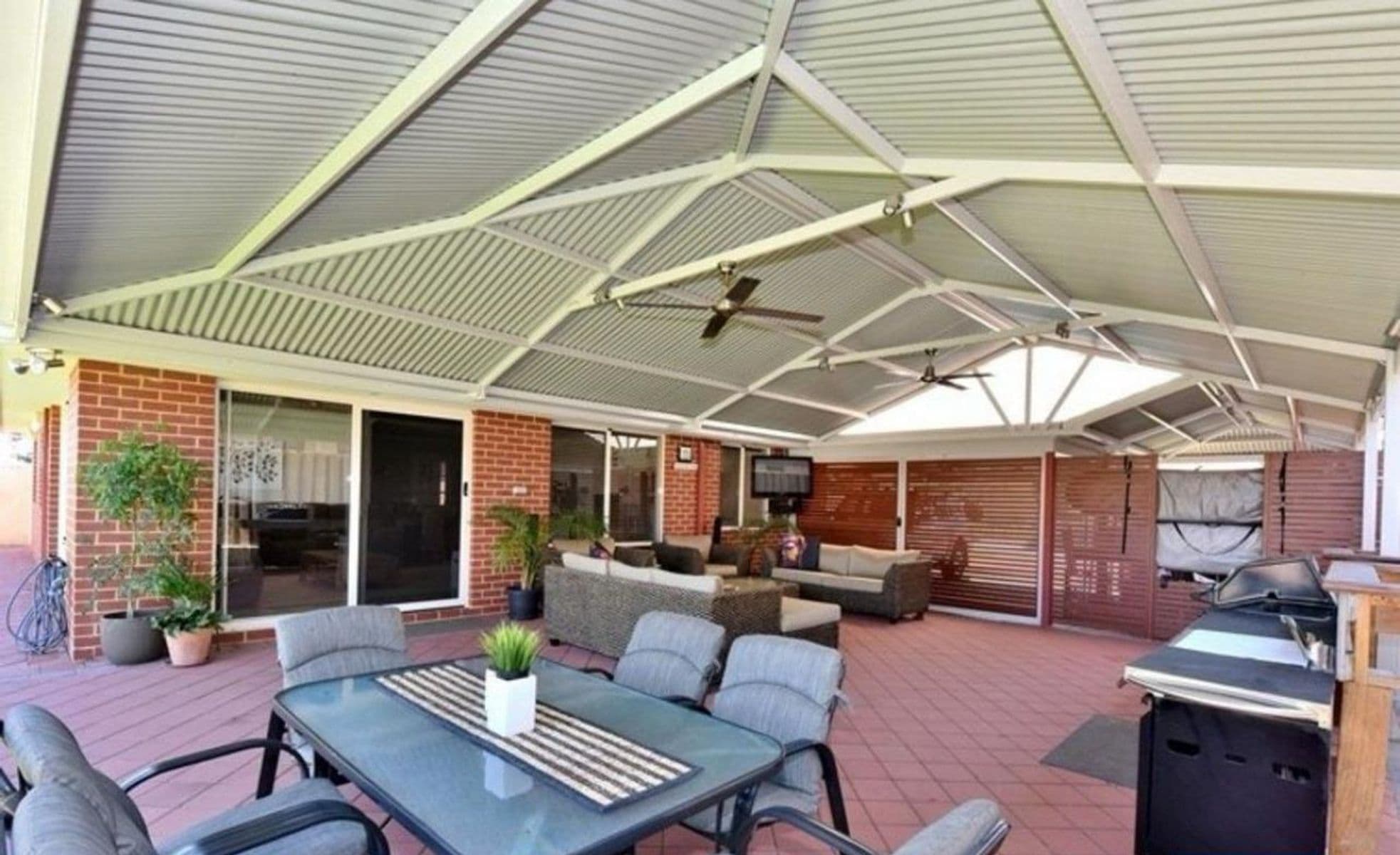 SPACIOUS FAMILY HOME ON 662SQM WITH REAR ACCESS — photo 5