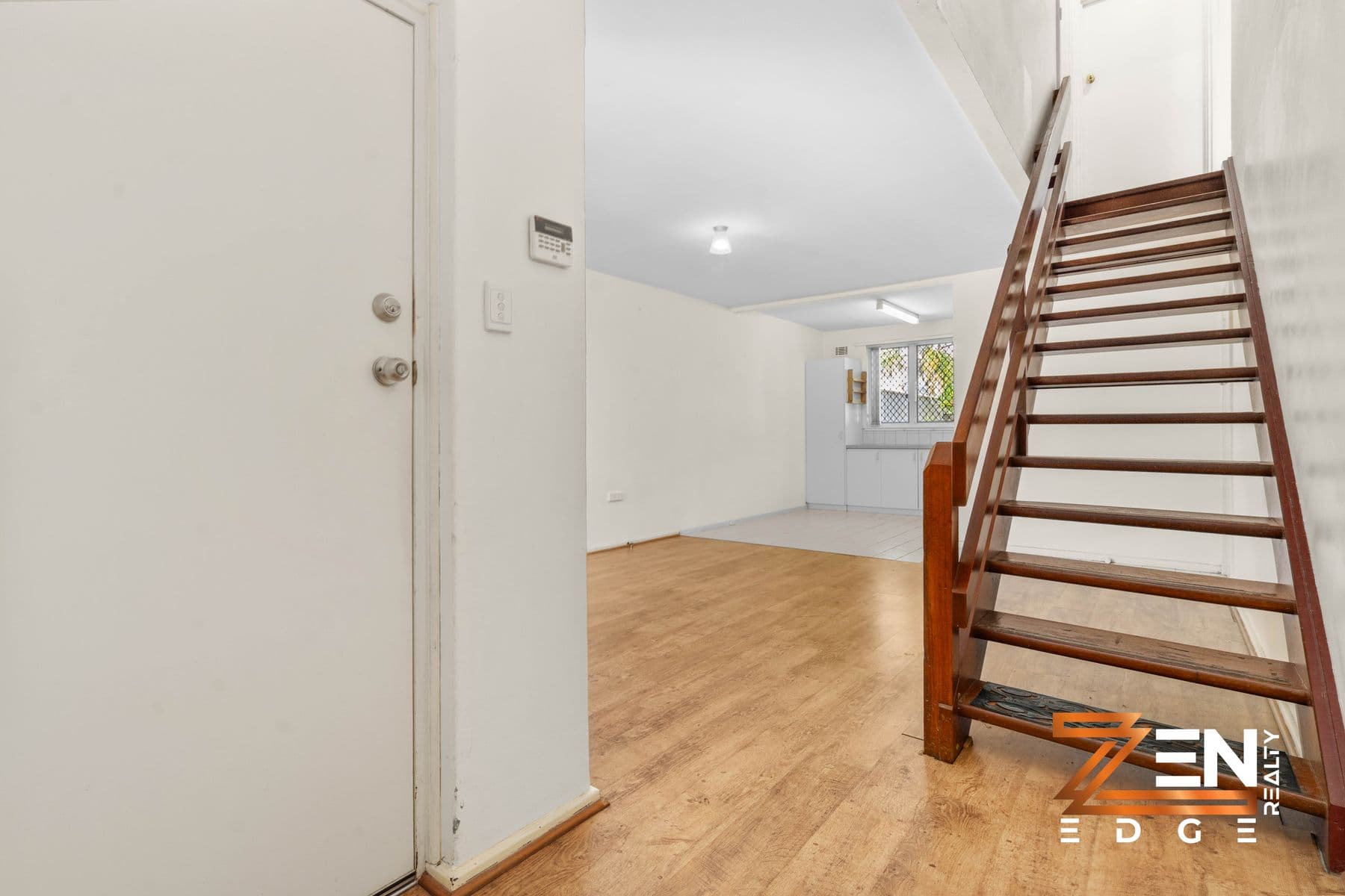 FOR SALE: 40 Scanlon Way, Lockridge — photo 2